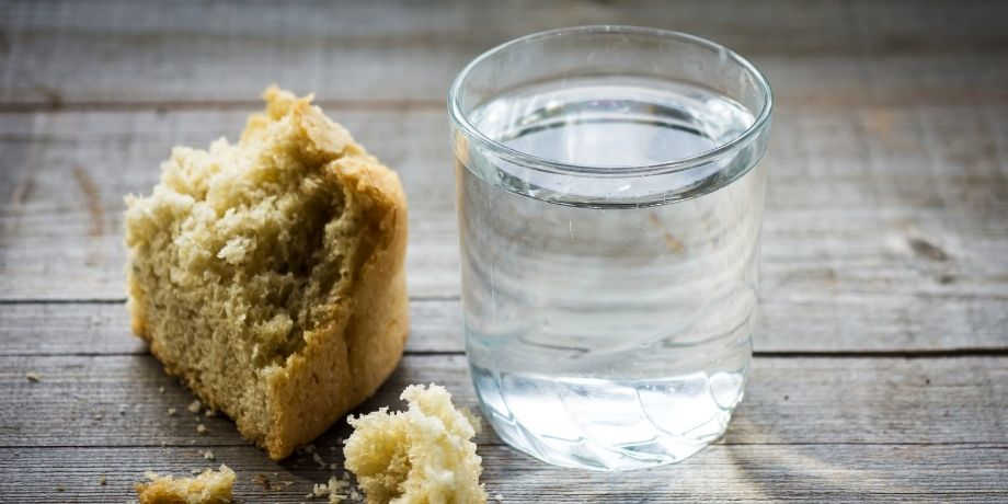 صورة تحتوي على قطعة خبز وماء